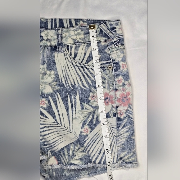 Cherokee Floral Denim Frayed-Hem Shorts (XL) – Tropical Palm & Blossom Print - Picture 2 of 5